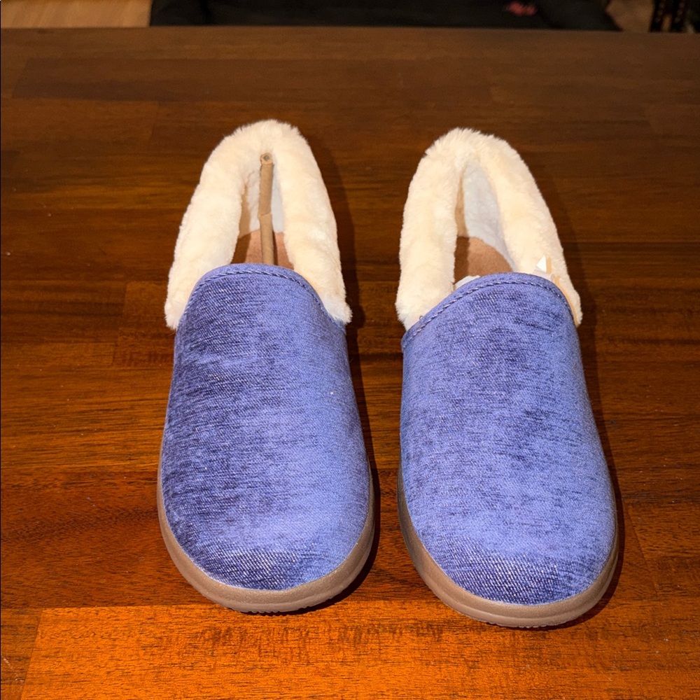 Vionic Women's Clare Faux Fur Slippers New without box. Size 9.5